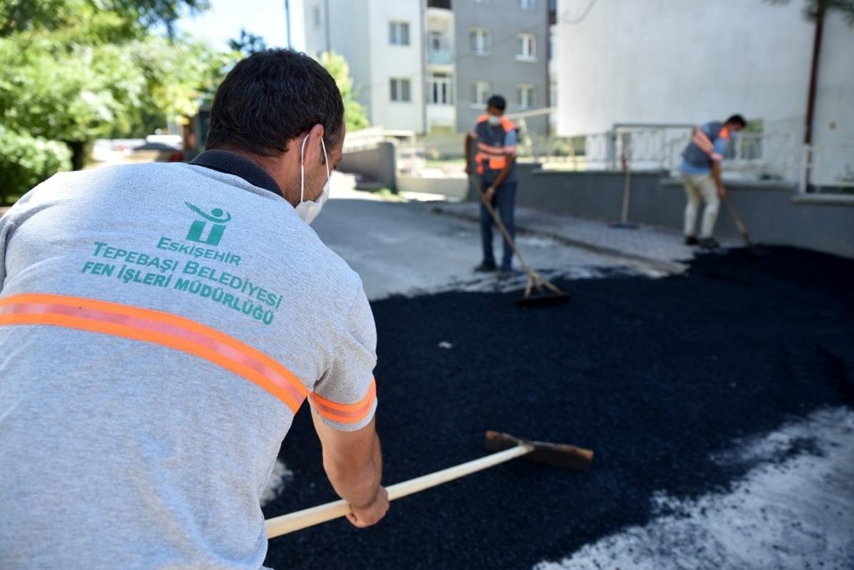 Tepebaşı&rsquo;nda kaldırım ve yol &ccedil;alışmaları