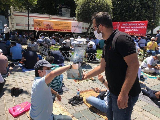 Kilis Belediyesi Ayasofya’da maske dağıttı