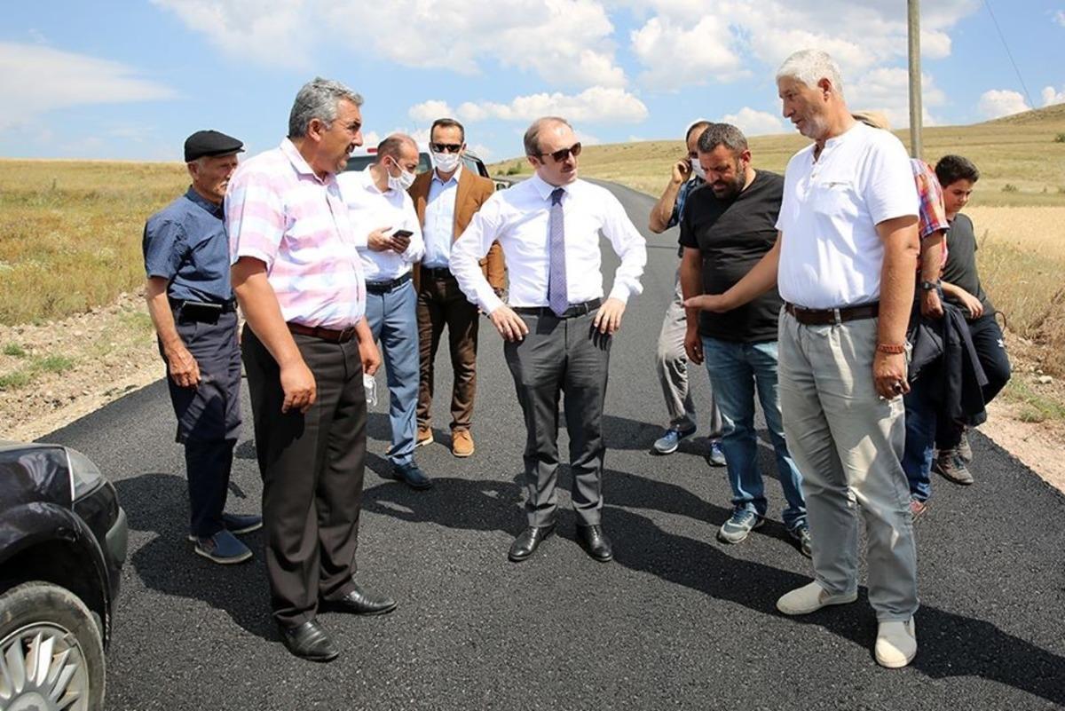 Vali C&uuml;neyt Epcim, Aydıncık k&ouml;y&uuml;nde y&uuml;r&uuml;t&uuml;len asfalt &ccedil;alışmalarını inceledi