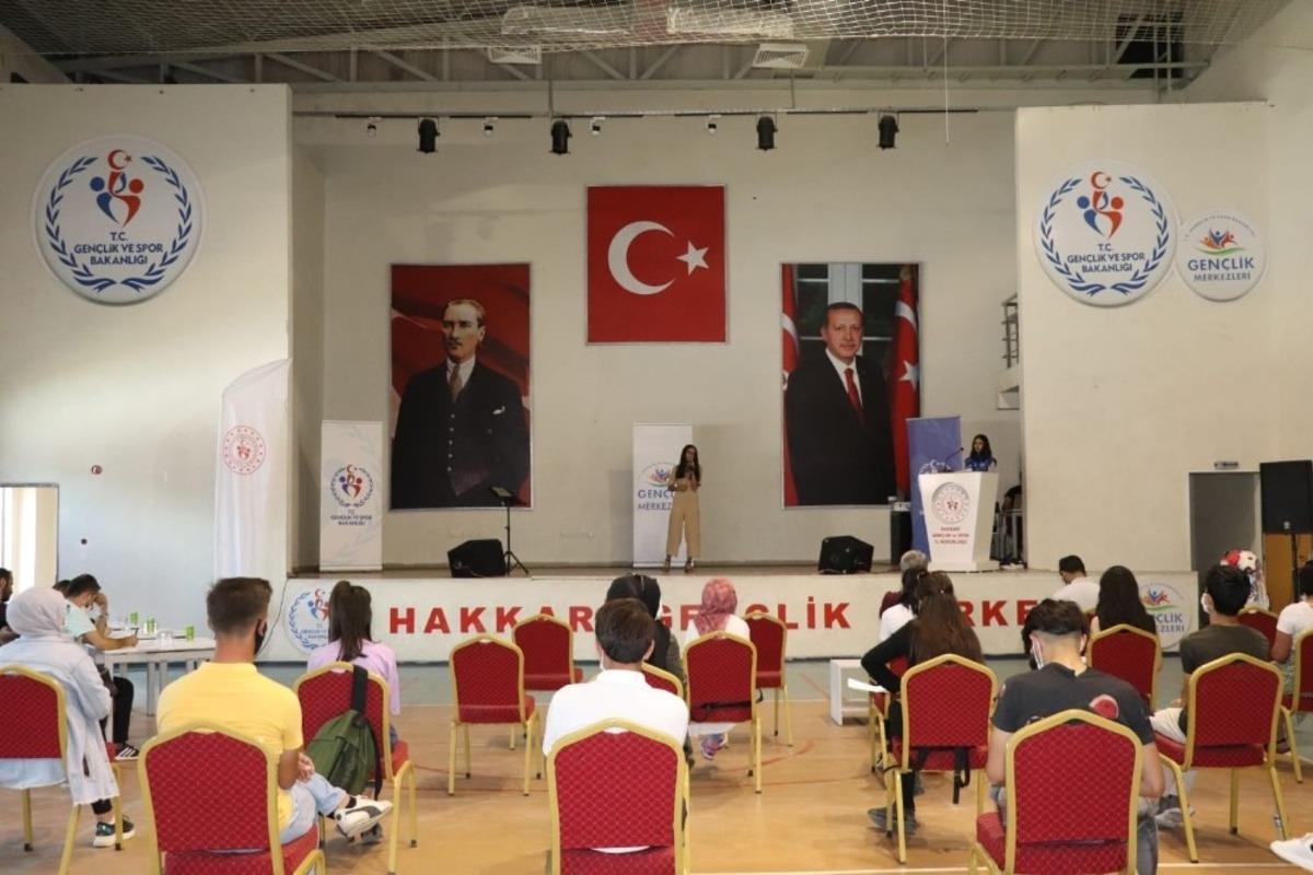 Hakkari&rsquo;de şiir ve ses yarışması d&uuml;zenlendi