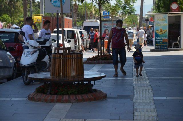 Didim’in işlek caddesine oturma bankları konuldu