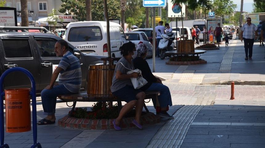 Didim&rsquo;in işlek caddesine oturma bankları konuldu