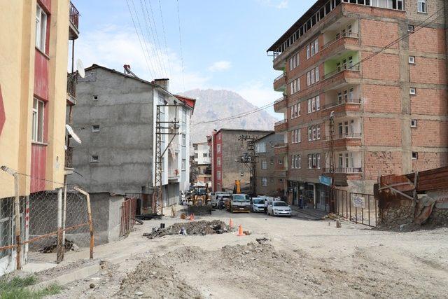 Hakkari’de sıkıştırılmış beton çalışması sürüyor