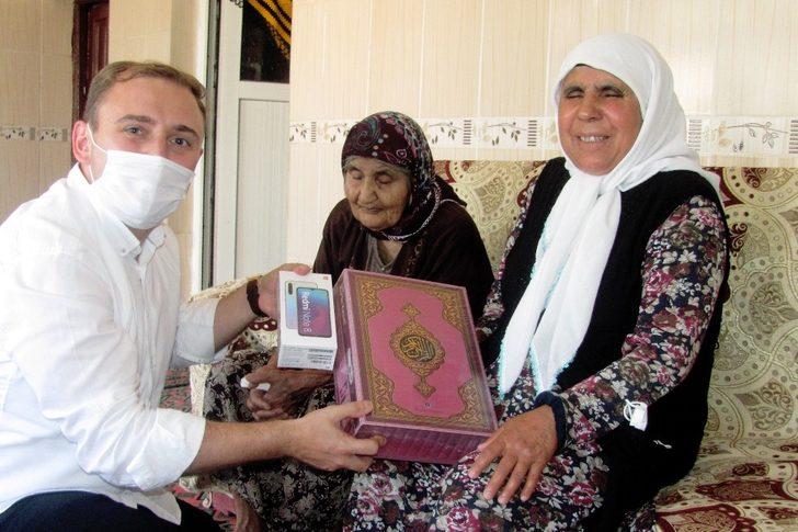 Görme engelli kadına elektronik Kur’an-ı Kerim hediyesi G1