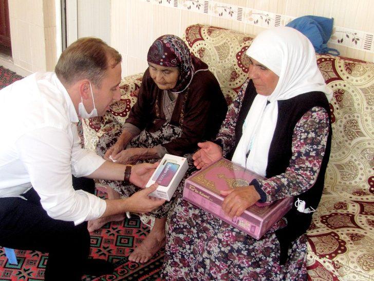 Görme engelli kadına elektronik Kur’an-ı Kerim hediyesi G3