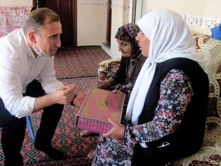 Görme engelli kadına elektronik Kur’an-ı Kerim hediyesi G4