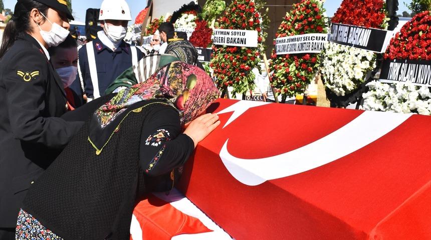 Hatay'da şehit d&uuml;şen Jandarma Uzman &Ccedil;avuş Konukcu, son yolculuğuna uğurlandı
