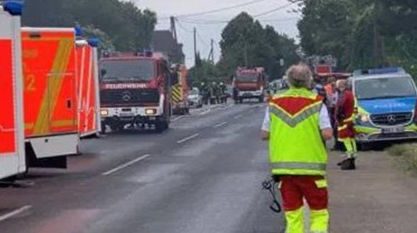 Almanya&rsquo;da apartmanın &uuml;zerine k&uuml;&ccedil;&uuml;k u&ccedil;ak d&uuml;şt&uuml;: 2 &ouml;l&uuml;, 2 yaralı