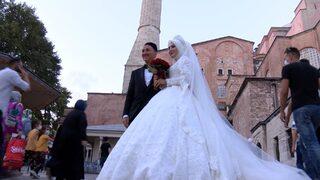 Ayasofya Camii'ni gelinlik ve damatlıkla ziyaret ettiler