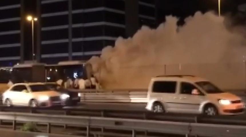 Son dakika! K&uuml;&ccedil;&uuml;k&ccedil;ekmece'de metrob&uuml;ste yangın