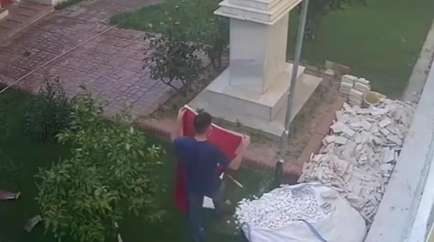 İpi kopunca d&uuml;şen T&uuml;rk bayrağı duyarlı vatandaş tarafından kaldırıldı