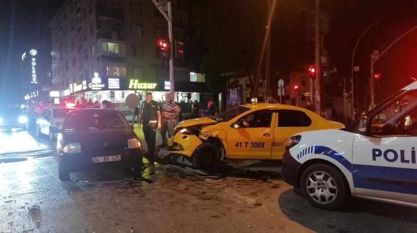 Kocaeli&rsquo;de 4 ara&ccedil; birbirine girdi! Yol savaş alanına d&ouml;nd&uuml;