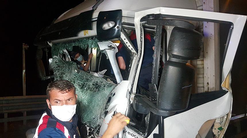 D&uuml;zce'de feci kaza! İki TIR &ccedil;arpıştı