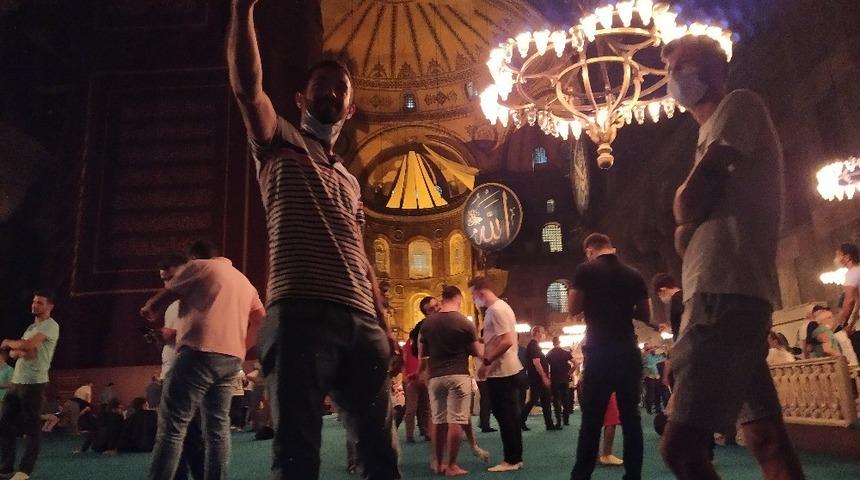 Ayasofya’ya ikinci gecede de yoğun ilgi sürüyor