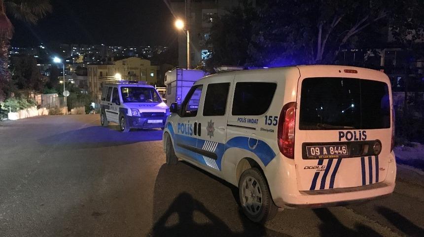 Üvey babasını uykusunda bıçakladı