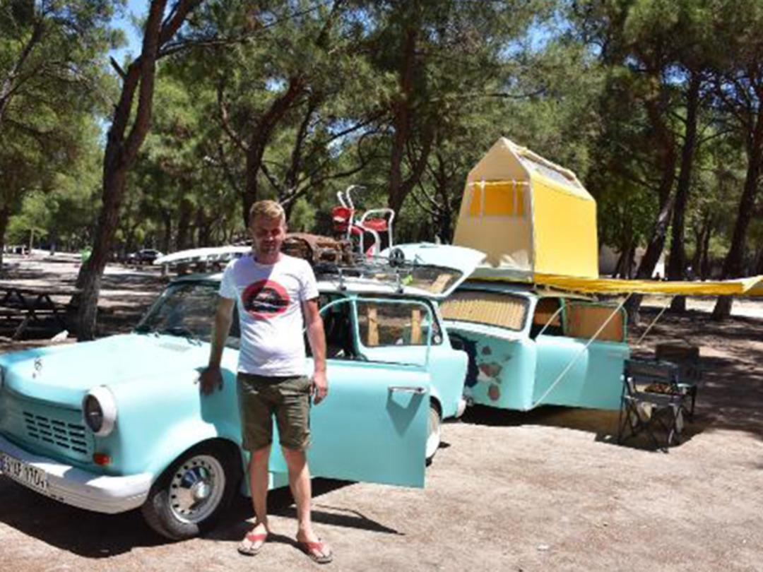 G&ouml;ren şaşkına d&ouml;n&uuml;yor! Klasik otomobilden karavan yaptı!