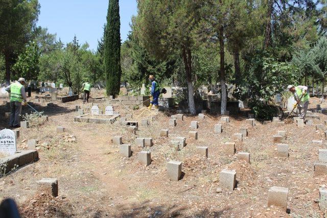 Kahta’daki mezarlıklarda bayram hazırlığı