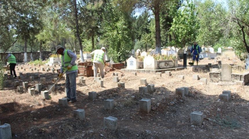 Kahta&rsquo;daki mezarlıklarda bayram hazırlığı