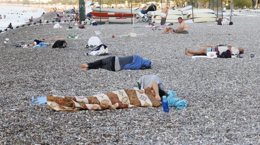 Sıcaktan bunalan Antalyalılar Konyaaltı Sahili'nde sabahladı