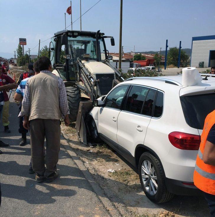 Park halindeki kepçeye çarptı G1