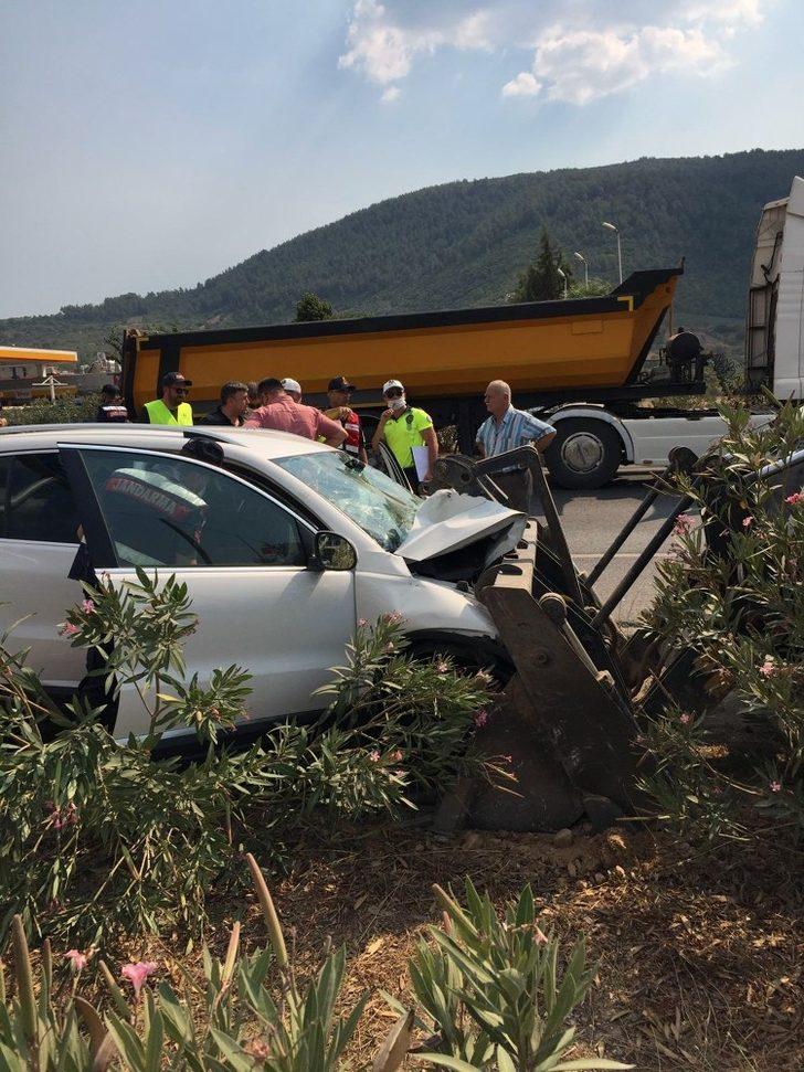 Park halindeki kepçeye çarptı G4