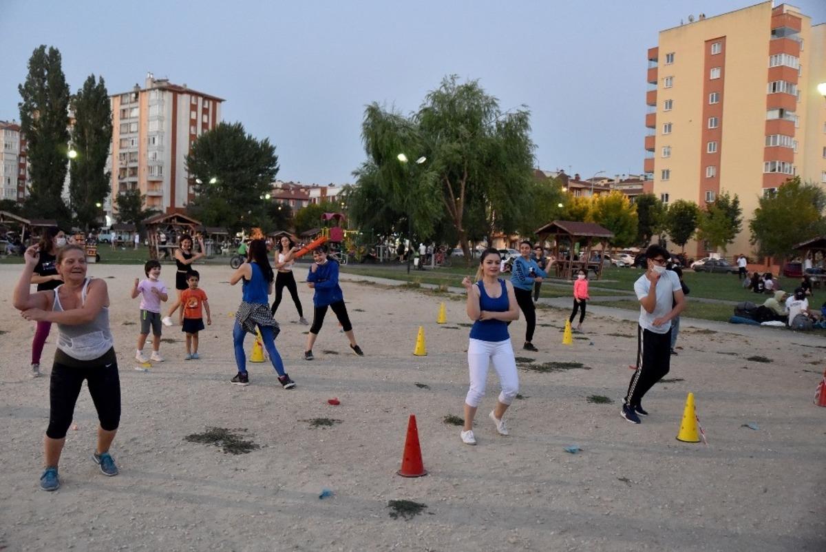 Kent halkı a&ccedil;ık havada buluşuyor