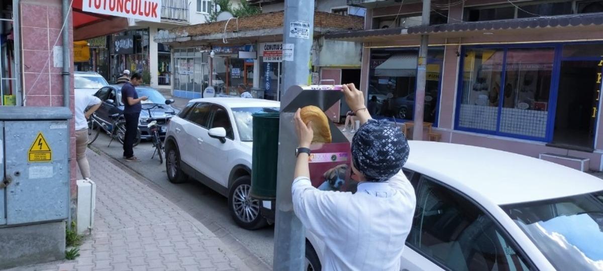 Burdur&rsquo;da, &lsquo;Ekmek nimettir, yeri &ccedil;&ouml;p değildir&rsquo; kampanyası