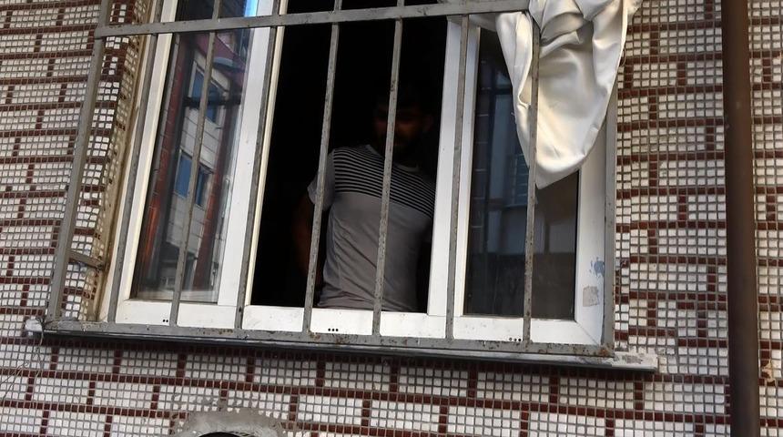 Arkadaşları ellerini arkadan bağlayıp gasp etti