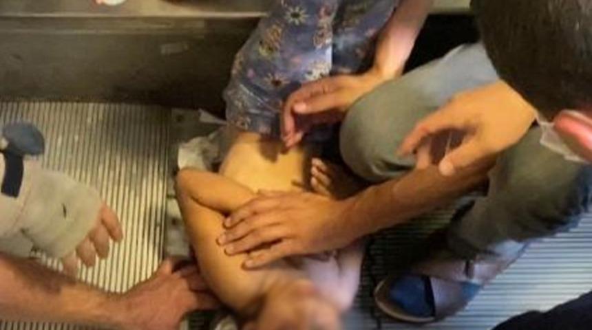 K&uuml;&ccedil;&uuml;k &ccedil;ocuk dehşeti yaşadı! Sa&ccedil;ları y&uuml;r&uuml;yen merdivene sıkıştı