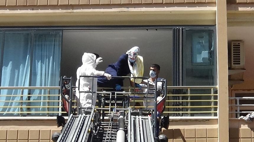 Koronavir&uuml;s tedavisi g&ouml;ren kadın iki &ccedil;ocuğu ile yanan binada mahsur kaldı