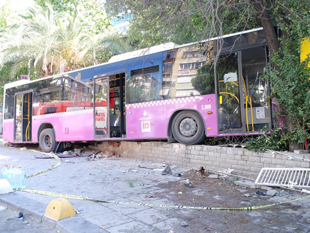 Kadık&ouml;y'de İETT otob&uuml;s&uuml; kaza yaptı! Yaralılar var