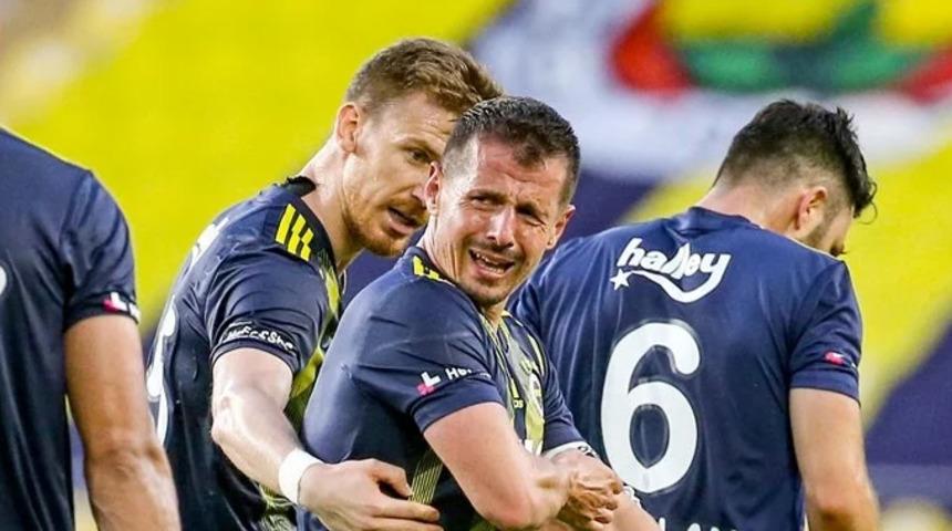 Emre Belözoğlu, sahada hüngür hüngür ağladı