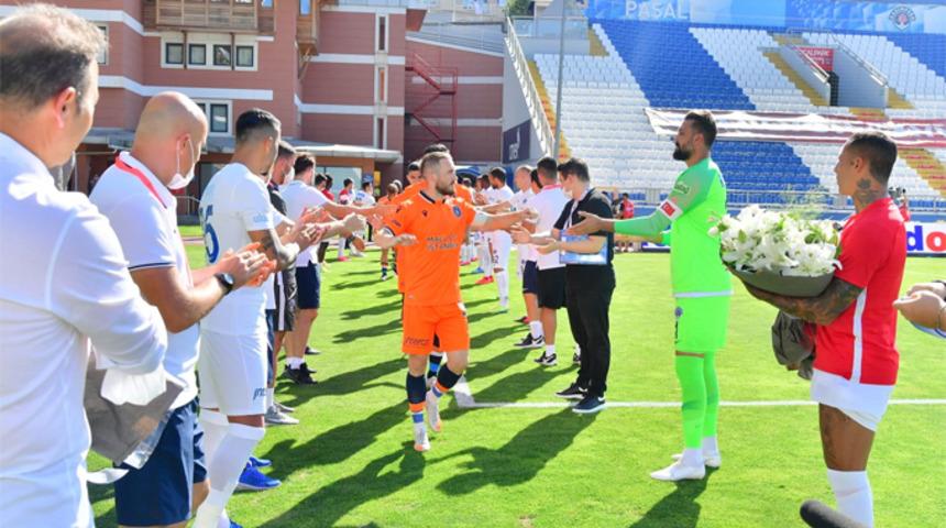 Kasımpaşa, şampiyon Medipol Başakşehir'i alkışlarla karşıladı