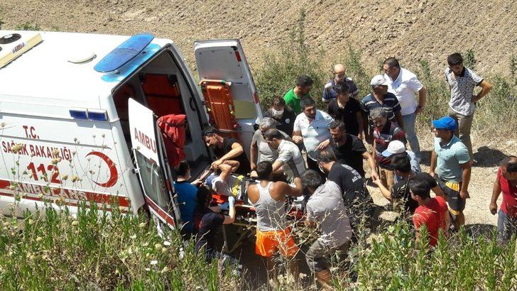 Araç şarampole yuvarlandı, muhtar kazada yaralandı G3