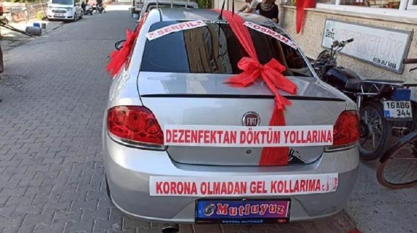 G&ouml;renler d&ouml;n&uuml;p bir daha baktı! Gelin arabasına 'korona' mesajı