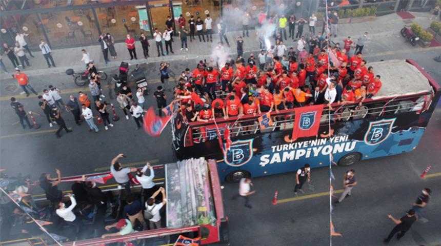 Şampiyon Başakşehir, üstü açık otobüsle stada geldi
