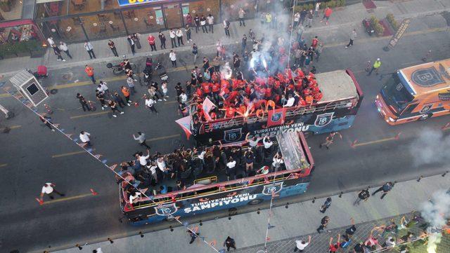 Şampiyon Başakşehir, üstü açık otobüsle stada geldi 1