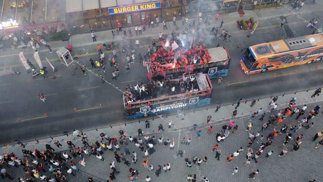 Şampiyon Başakşehir, üstü açık otobüsle stada geldi 3