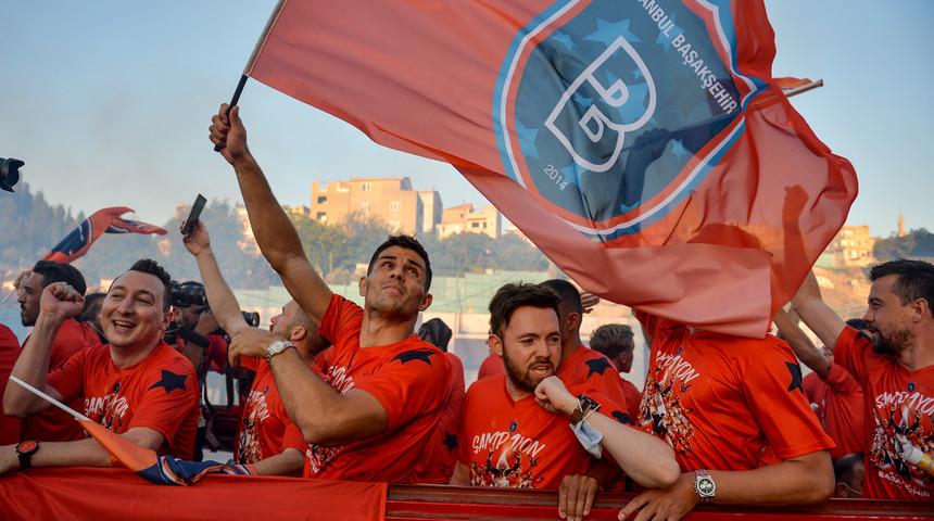 Şampiyon Başakşehir kupasını kaldırdı!