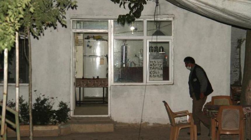 Kahvehaneci av t&uuml;feğiyle dehşet sa&ccedil;tı, m&uuml;şterisini &ouml;ld&uuml;rd&uuml;