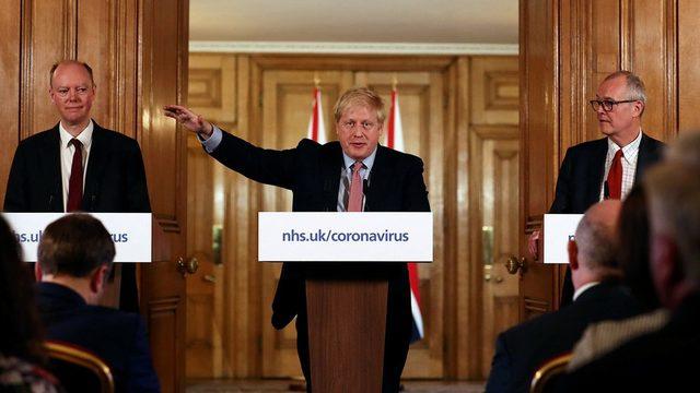 Soldan sağa: Chris Whitty, Boris Johnson ve Sir Patrick Vallance