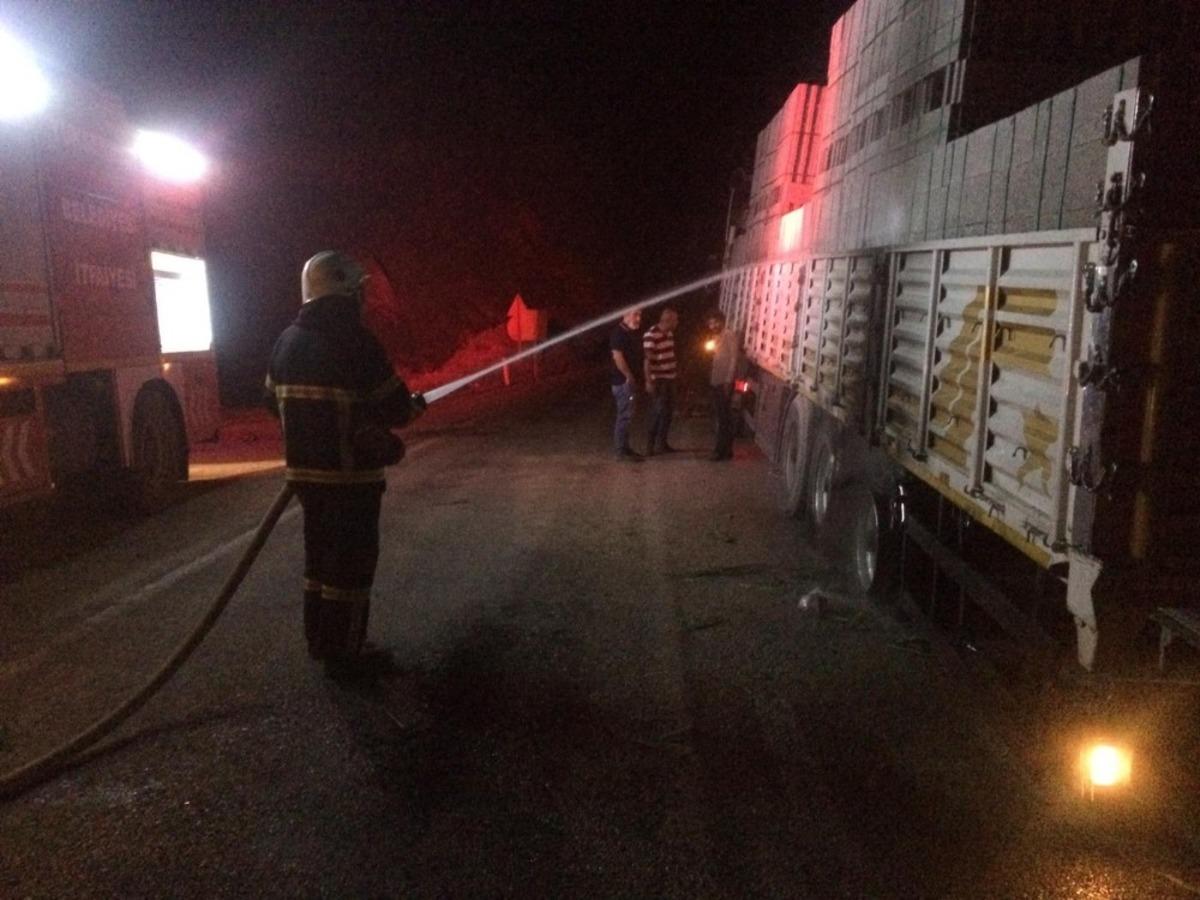 Seyir halindeki tırın lastiği alev aldı