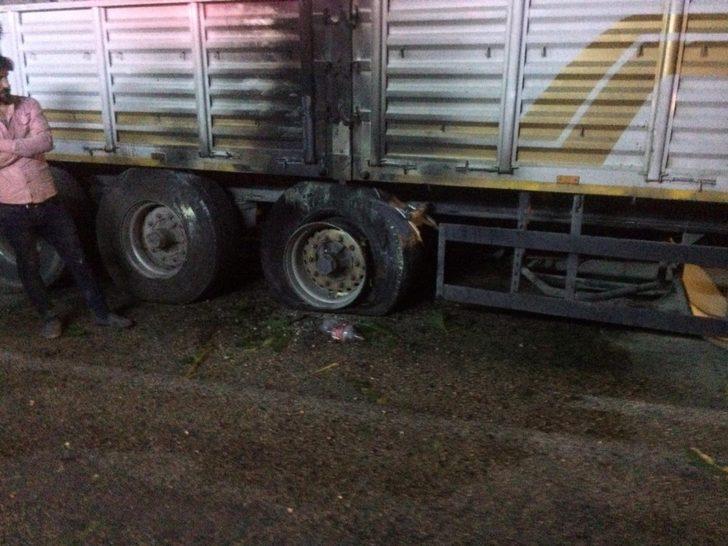 Seyir halindeki tırın lastiği alev aldı G2