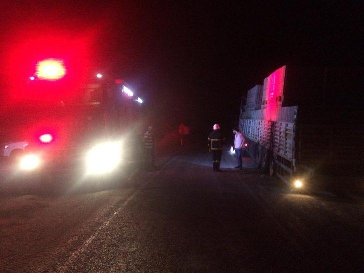 Seyir halindeki tırın lastiği alev aldı G3