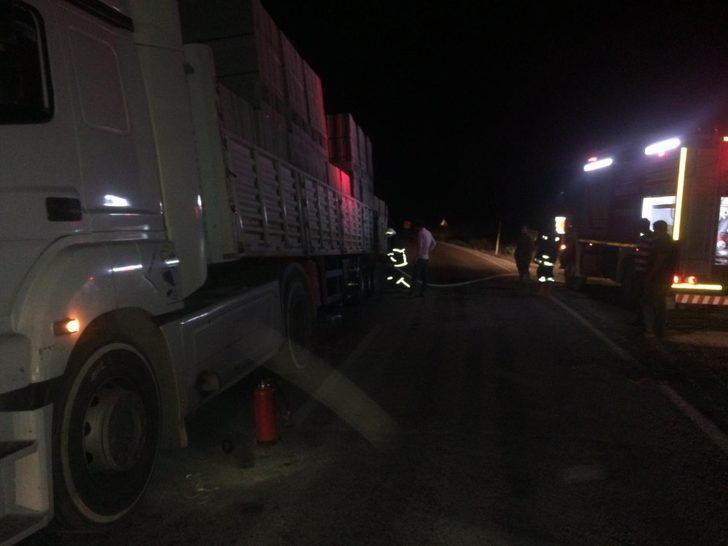 Seyir halindeki tırın lastiği alev aldı G5