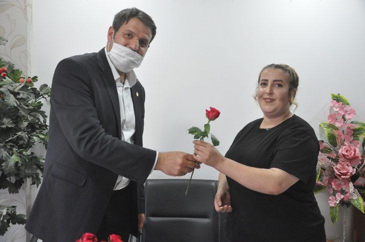 Başkan Çoğaç’tan kadınlara gül G1