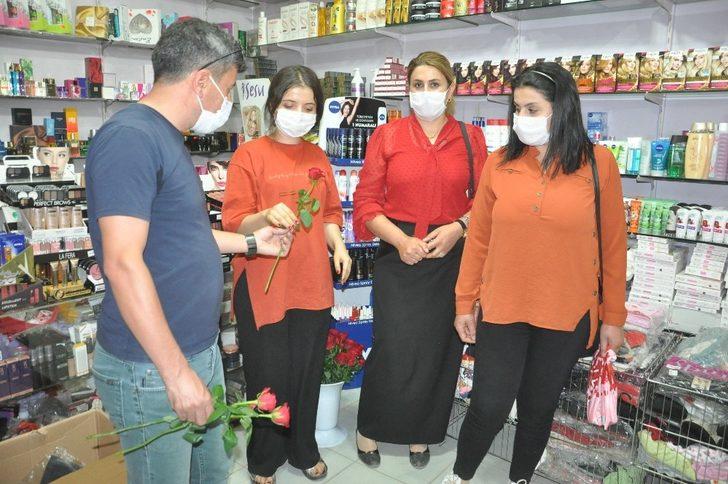 Başkan Çoğaç’tan kadınlara gül G2