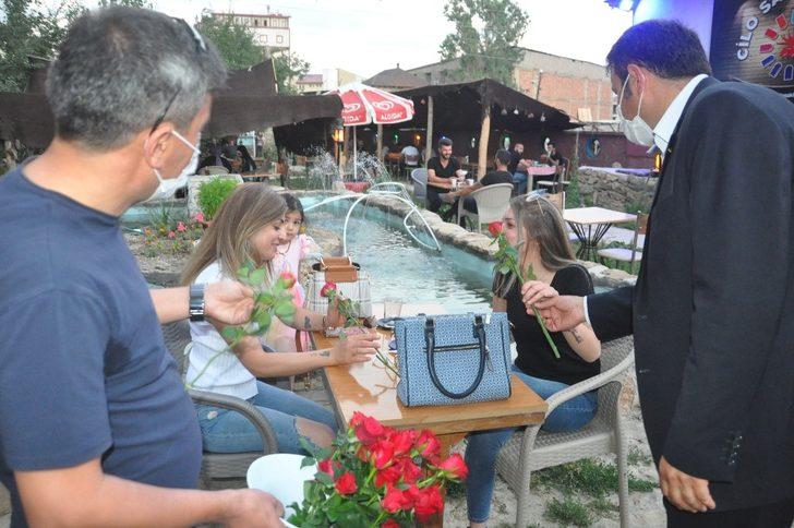 Başkan Çoğaç’tan kadınlara gül G3