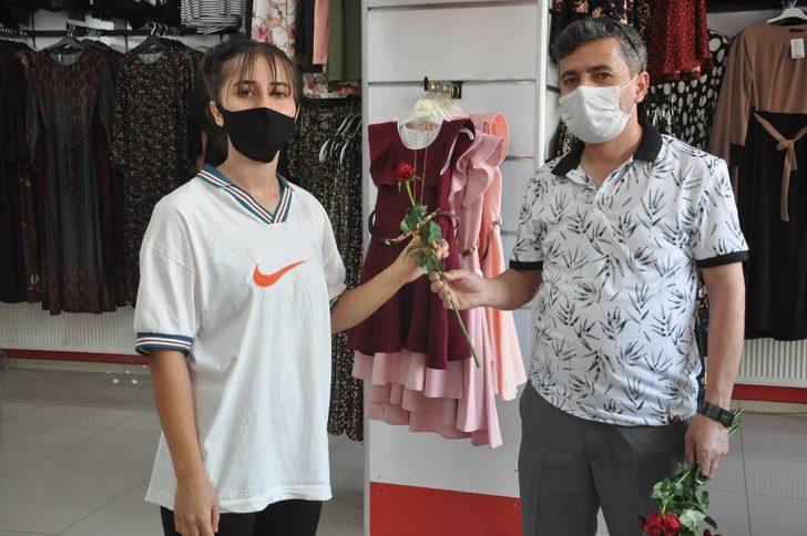 Başkan Çoğaç’tan kadınlara gül G4