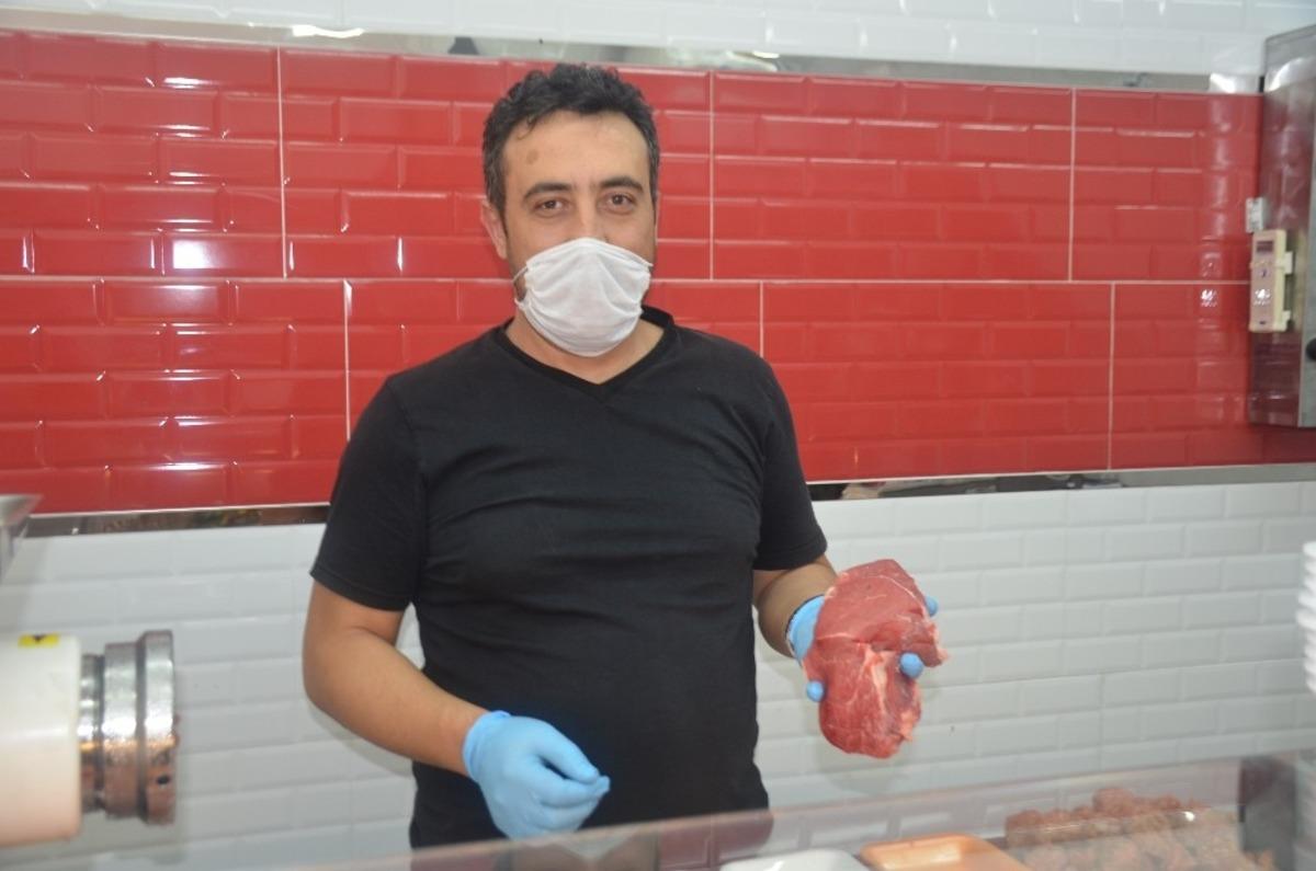 Eti b&uuml;y&uuml;k par&ccedil;alarda saklamak raf &ouml;mr&uuml;n&uuml; daha da uzatır